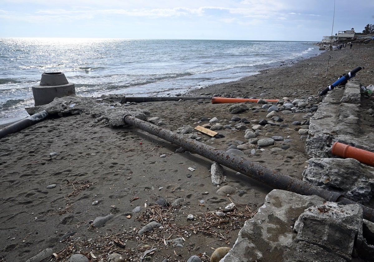 File image of the damage to the sewage system on one of the beaches of San Pedro Alcántara after a storm.