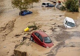 Cars dragged along by the floods near the Guadalhorce in Álora.