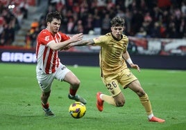 Winger Antoñito with the ball during the recent clash against Sporting in Gijón.