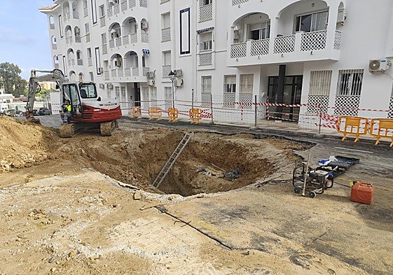 Repair work at the point where the pipe burst in Arroyo de la Miel in November.