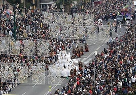 The Three Kings parade along the Paseo del Parque.