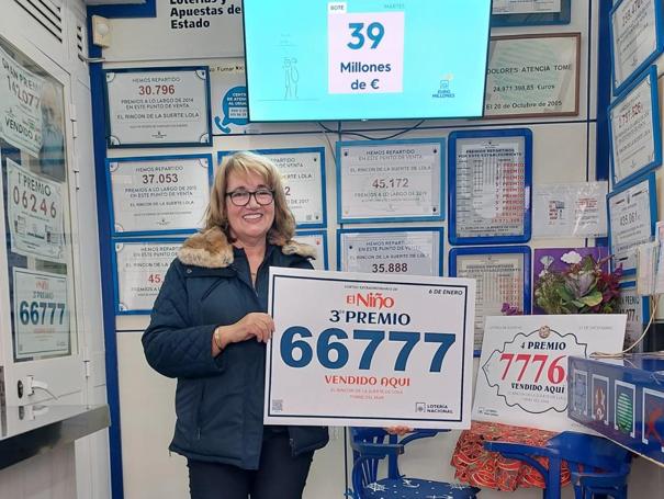 Dolores Atencia, a lottery agent from Avenida Andalucía in Torre del Mar, sold several tenths of the third prize for the El Niño.