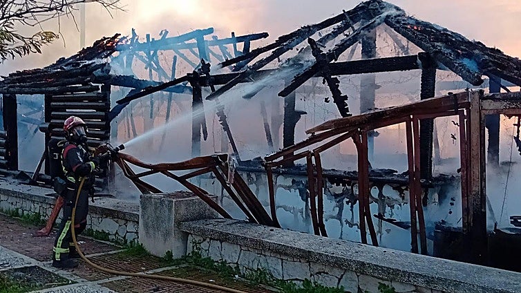 Man arrested after Costa del Sol beach bar gutted by fire