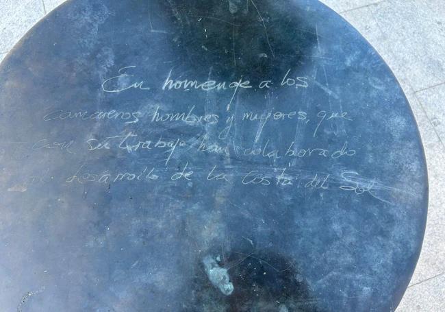 Inscription made on the table, in homage to the waiters of the Costa del Sol.