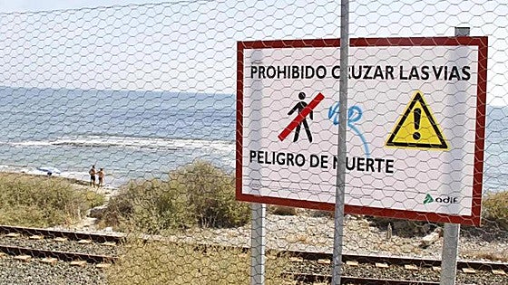 Young woman dies after being struck by train on unauthorised crossing point at Costa Blanca beach