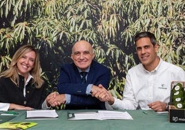 Signing of the agreement between the heads of the Vélez-Málaga company and the Bancosol food bank.