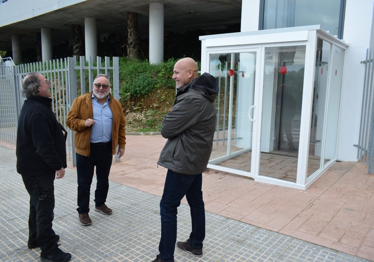 The town's mayor, Joaquín Villanova (c), visits the new installations.