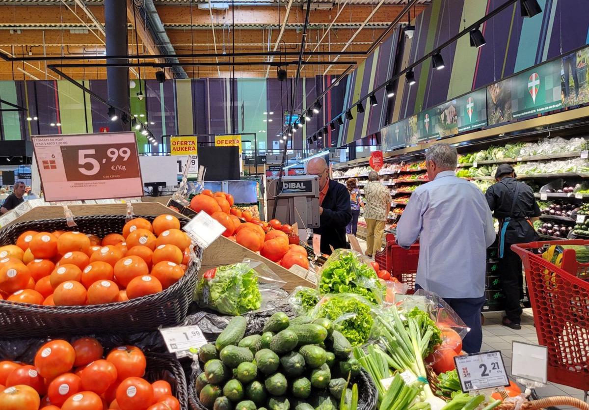 File image of shoppers at a supermarket in Spain.