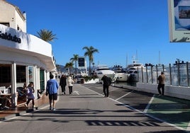 The terraces have already been removed from Puerto Banús due to the low season.