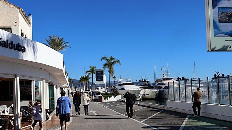 Junta proposes 6,000-euro fine for occupying parking spaces with bar and restaurant terraces