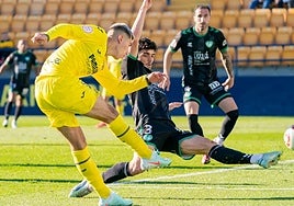 Antequera's Juanmi Carrión throws himself in front of a shot.