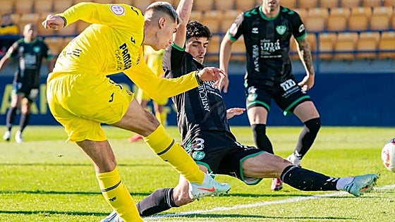 Late own goal salvages a point for determined Antequera CF