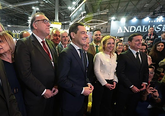 The regional minister for tourism, Arturo Bernal, together with the president of the Junta.