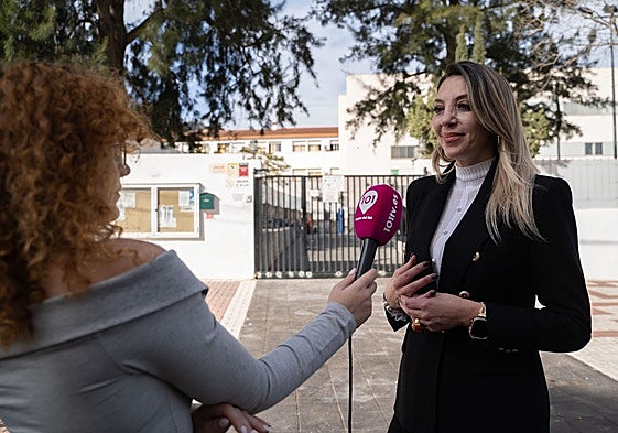 Education councillor María Luisa Robles announces the project.