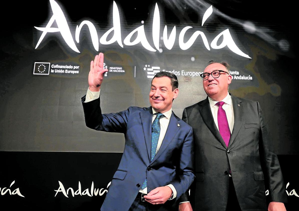 Juanma Moreno (left) at Fitur 2025 in Madrid.