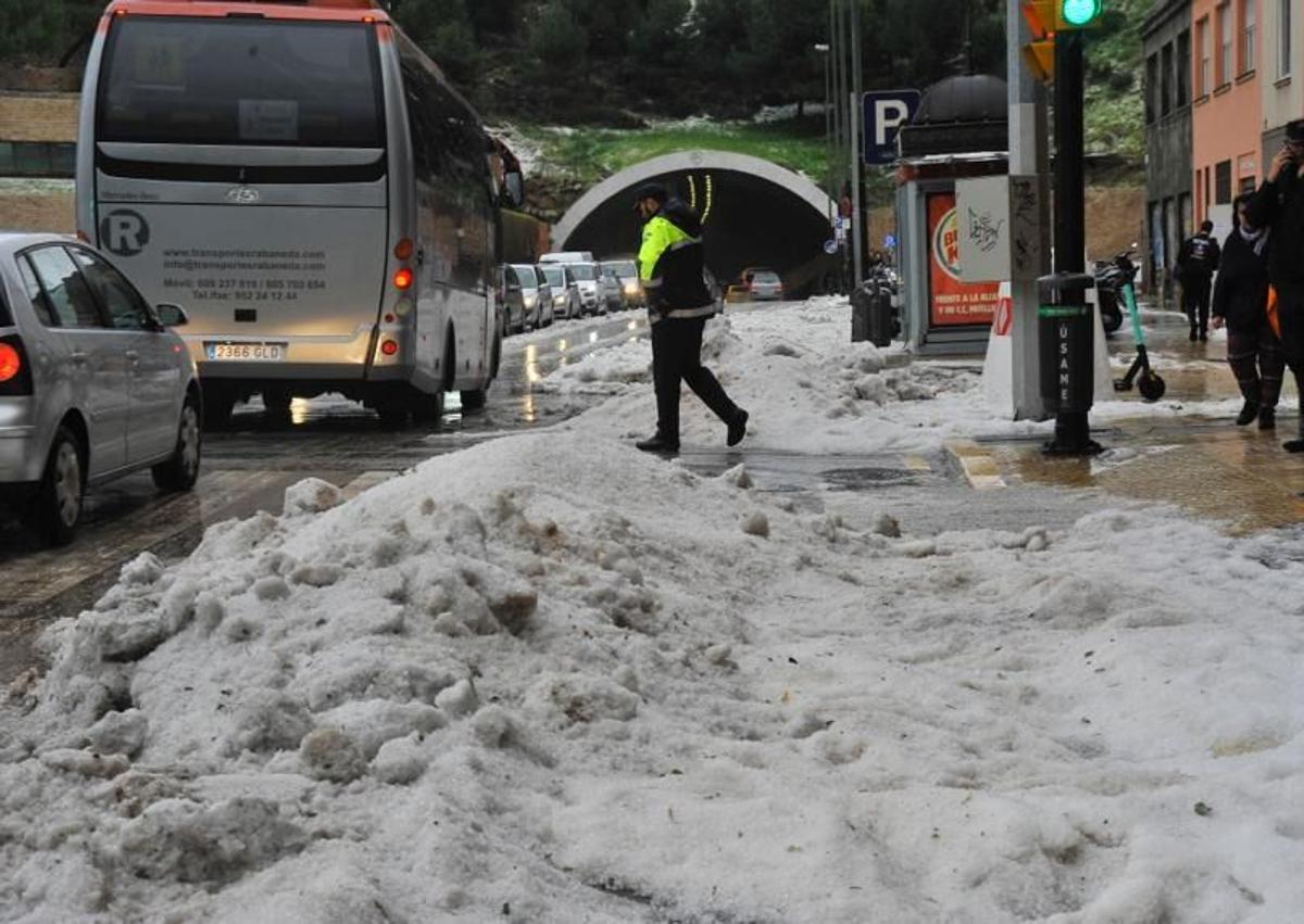 Imagen secundaria 1 - In pictures, the historic hailstorm five years ago that turned Malaga city centre white