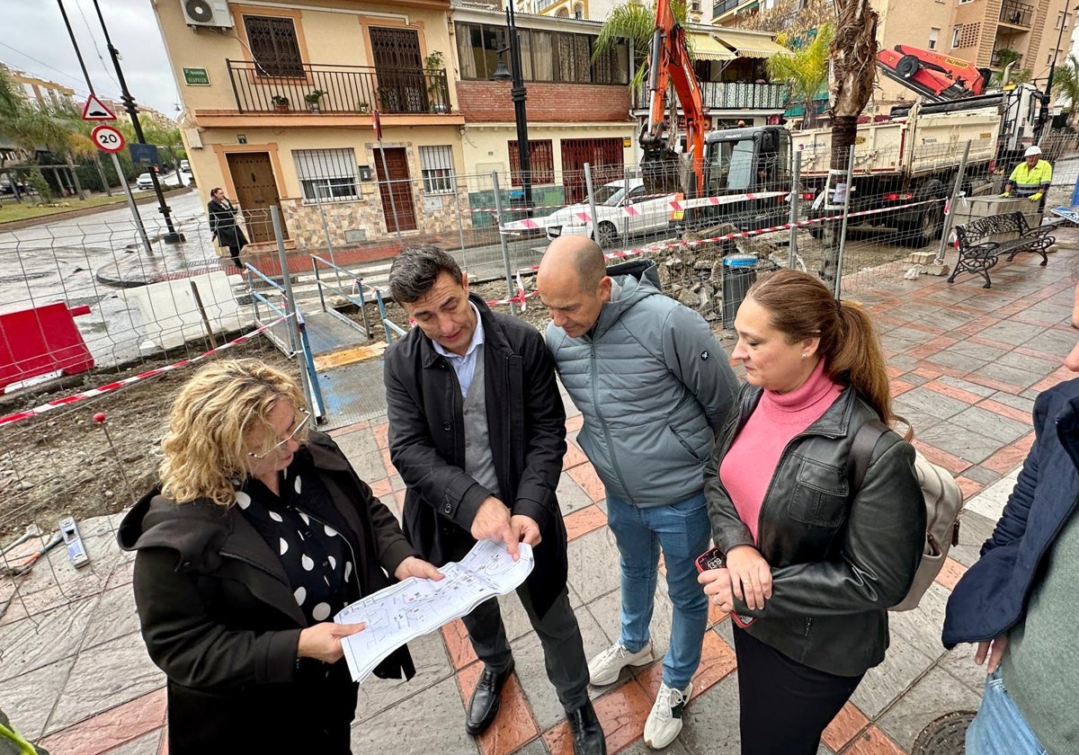 Ana Mula (l) views the plans of the road works taking place in Los Boliches.