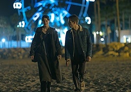 Milena Smit and Hugo Welzel, in a still shot in Malaga from 'La Chica de Nieve'.