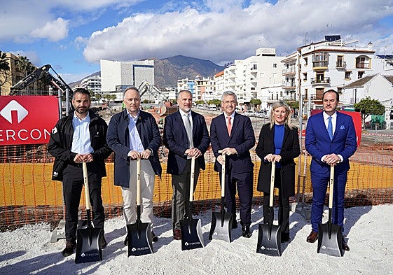 The mayor, José María García Urbano (3r), at the laying of the foundation stone of the boulevard.