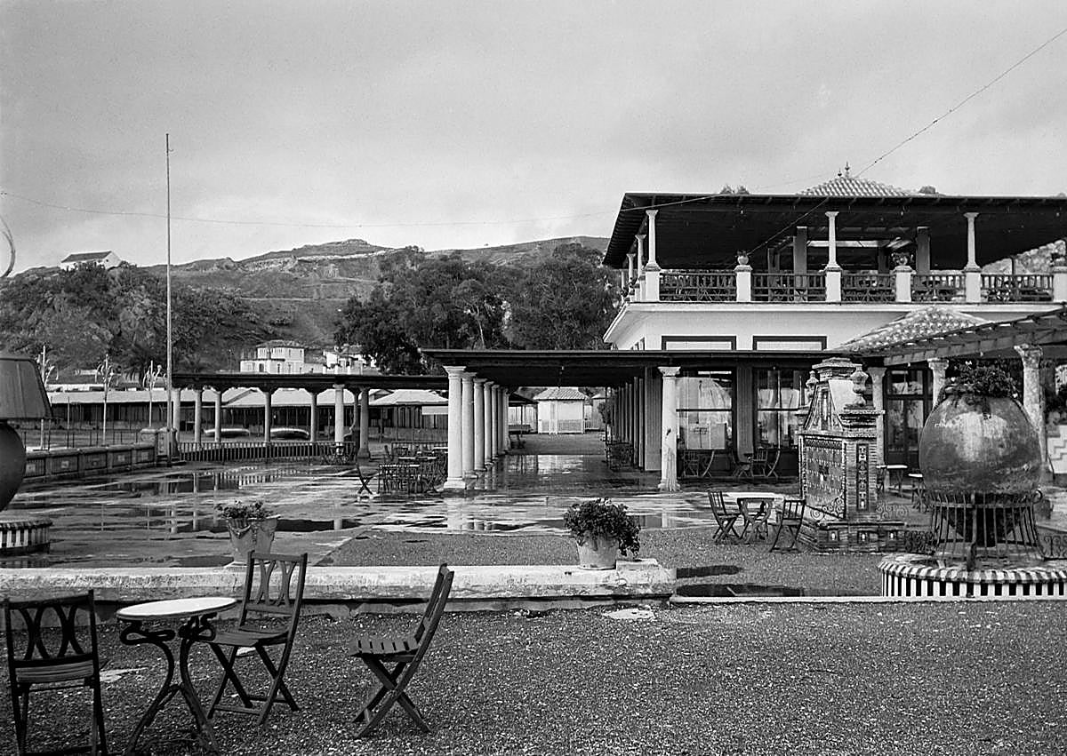 Imagen secundaria 1 - Emergency work under way to save entrance to Malaga's historic Baños del Carmen