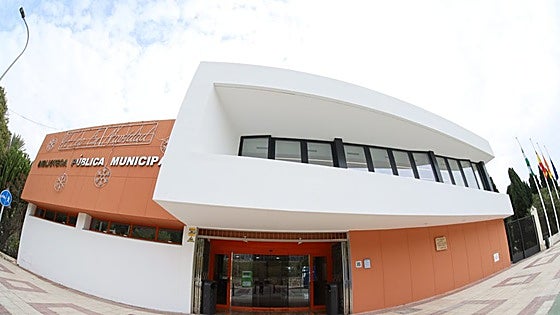Big increase in people using recently renovated library in Benalmádena during first week of opening