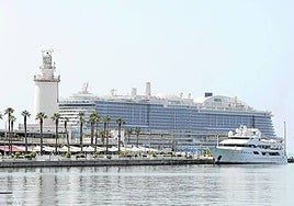 View of the end of Muelle Uno, the Farola and the beginning of the Levante dock.