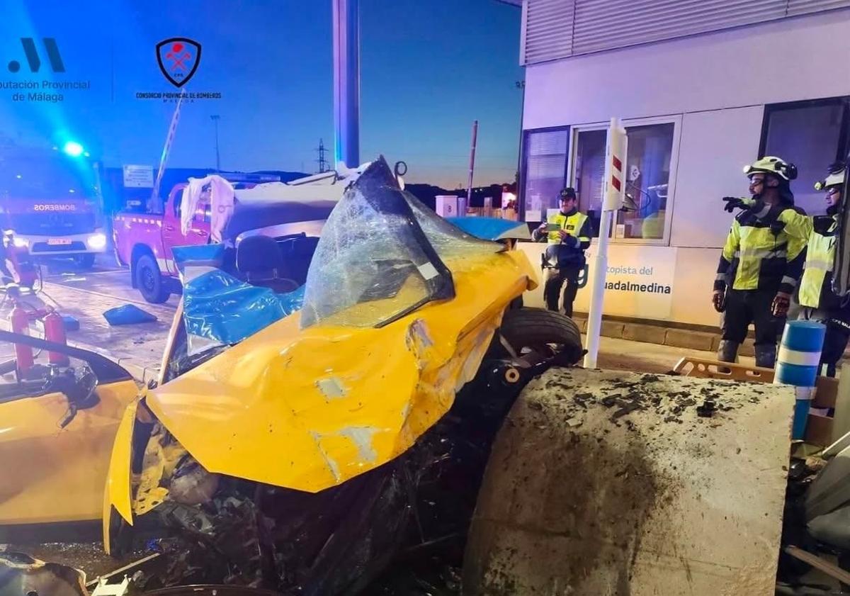 Imagen principal - One dead and two injured after their car crashes into tollbooth on Malaga motorway
