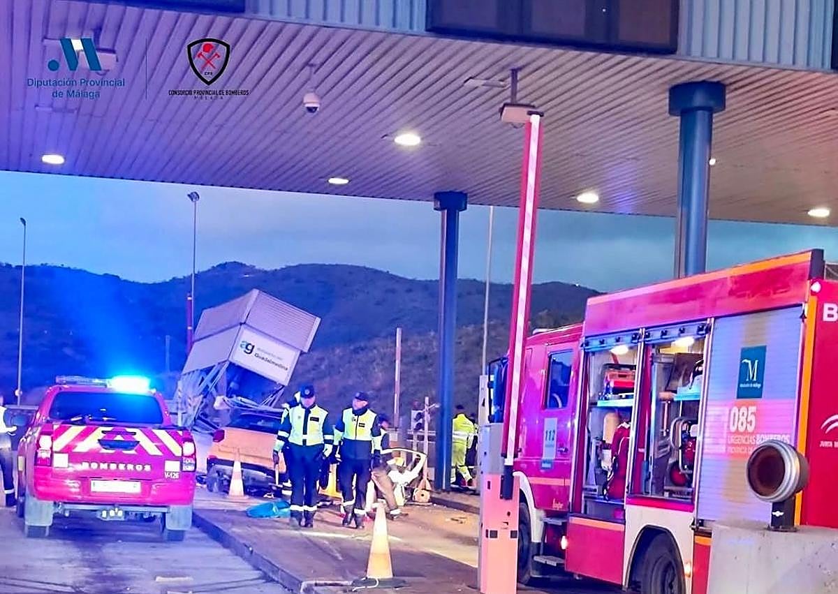 Imagen secundaria 1 - One dead and two injured after their car crashes into tollbooth on Malaga motorway