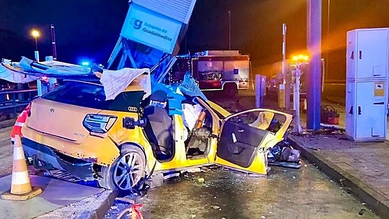 One dead and two injured after their car crashes into tollbooth on Malaga motorway