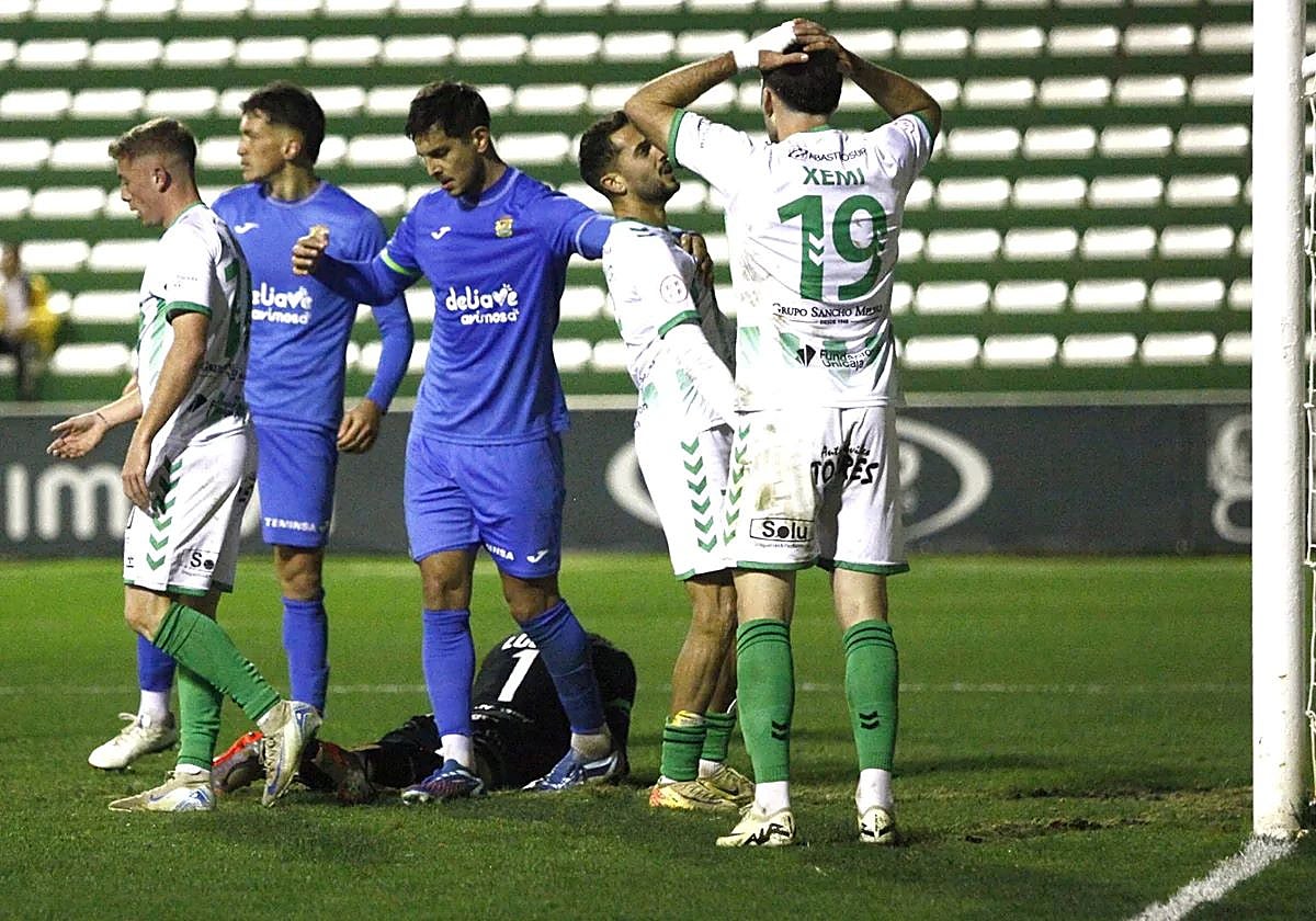 Antequera's Xemi and Luismi Gutiérrez react after Álex Rubio's miss.