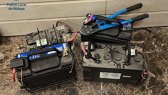 Pair charged after being arrested in Malaga for stealing batteries from transport lorries