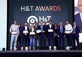 Family photo of the award winners with the authorities.