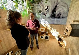 The councillor visits the municipal animal shelter.