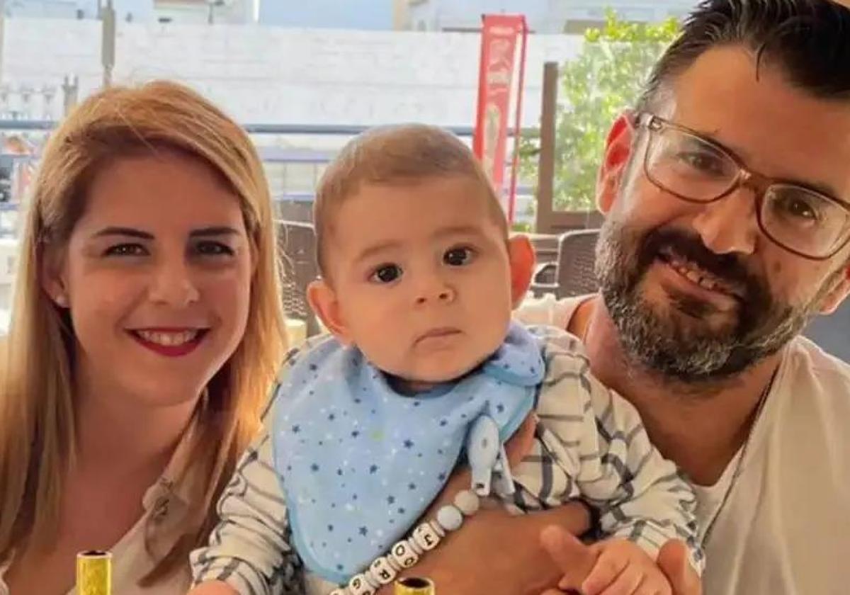 File image of Rocío and Jorge with baby Jorge.