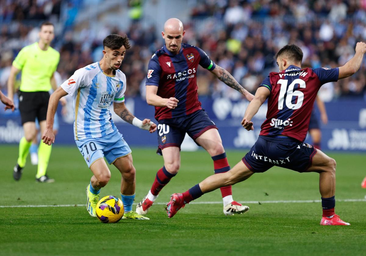 Imagen principal - Álex Pastor to the rescue for wasteful Malaga CF