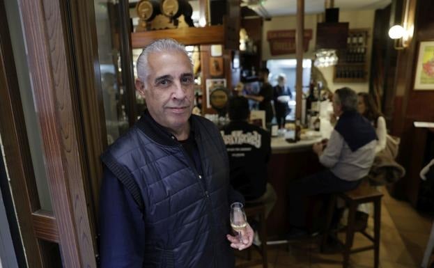 Manuel Villena, at the entrance to the tavern Orellana, renamed La Farola de Orellana.