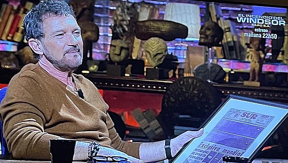 Why was Antonio Banderas given a surprise gift of a SUR front page during an interview on national TV in Spain?