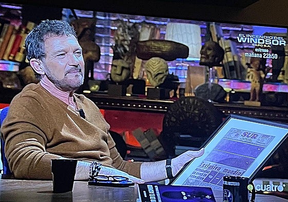 Why was Antonio Banderas given a surprise gift of a SUR front page during an interview on national TV in Spain?