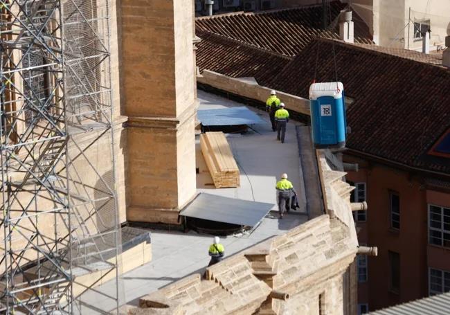 Work on the intermediate roofs above the chapels.