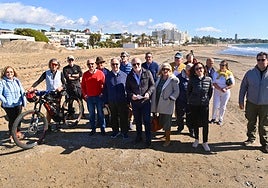 Members of the Asociación de Espigones Emergidos para Marbella gathered on the El Cable yesterday.