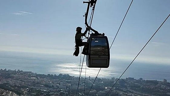 Firefighters swing into action for rescue training exercise on Benalmádena's cable car
