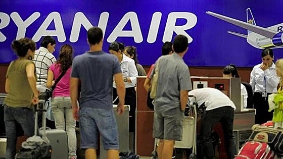 Junta de Andalucía plans to fine Ryanair for 'abusive' hand luggage charge, according to consumer group
