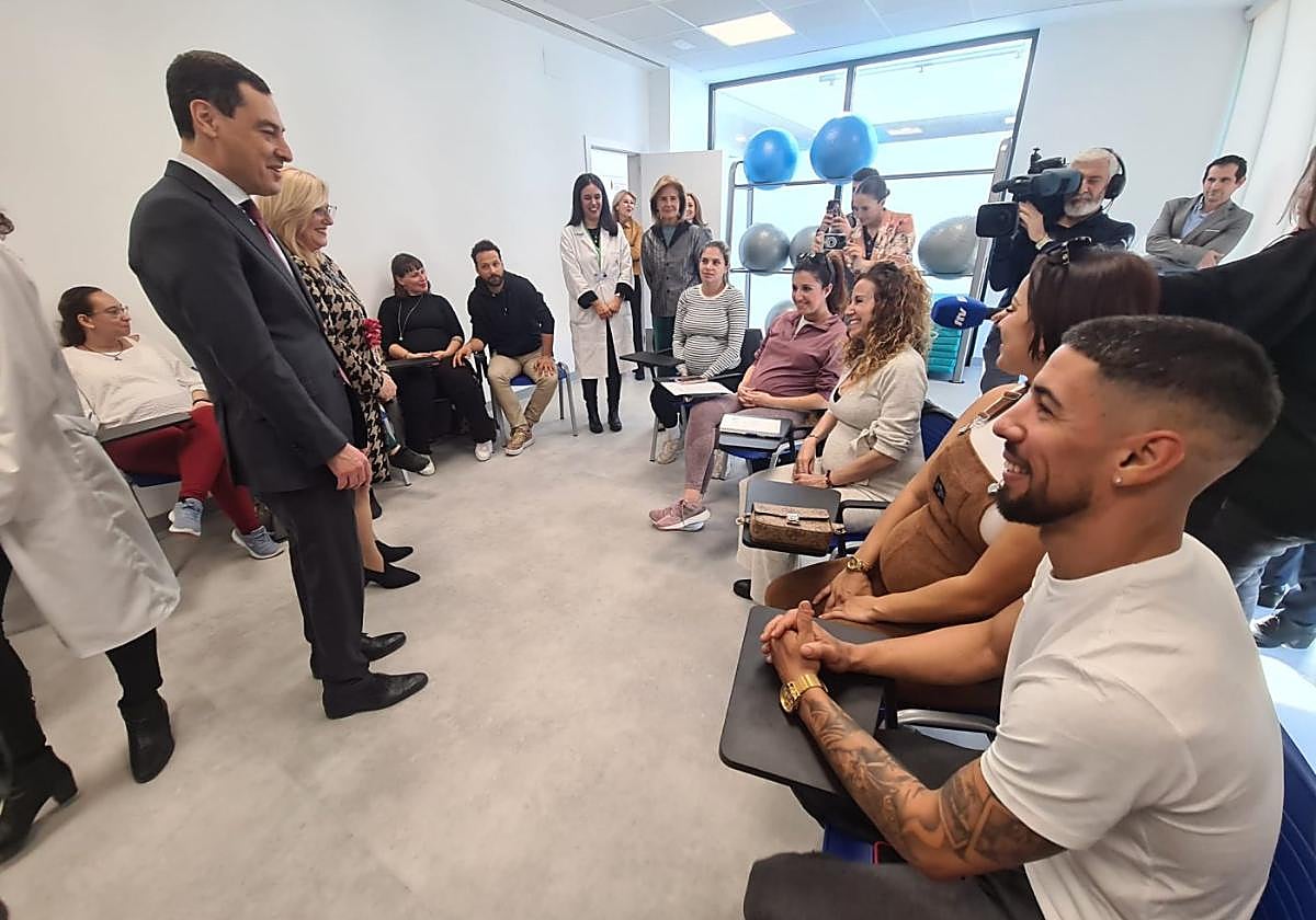 The Andalusian president talks with people in a antenatal class.