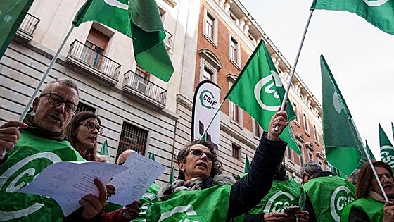 Civil servants in Spain demand automatic salary and pension increases every year