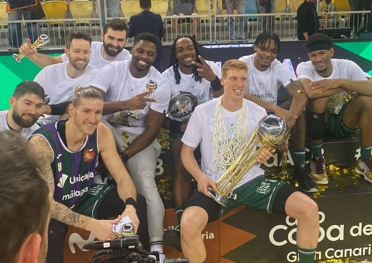 Imagen secundaria 1 - Malaga&#039;s Unicaja basketball team dominate Real Madrid to claim third Copa del Rey title