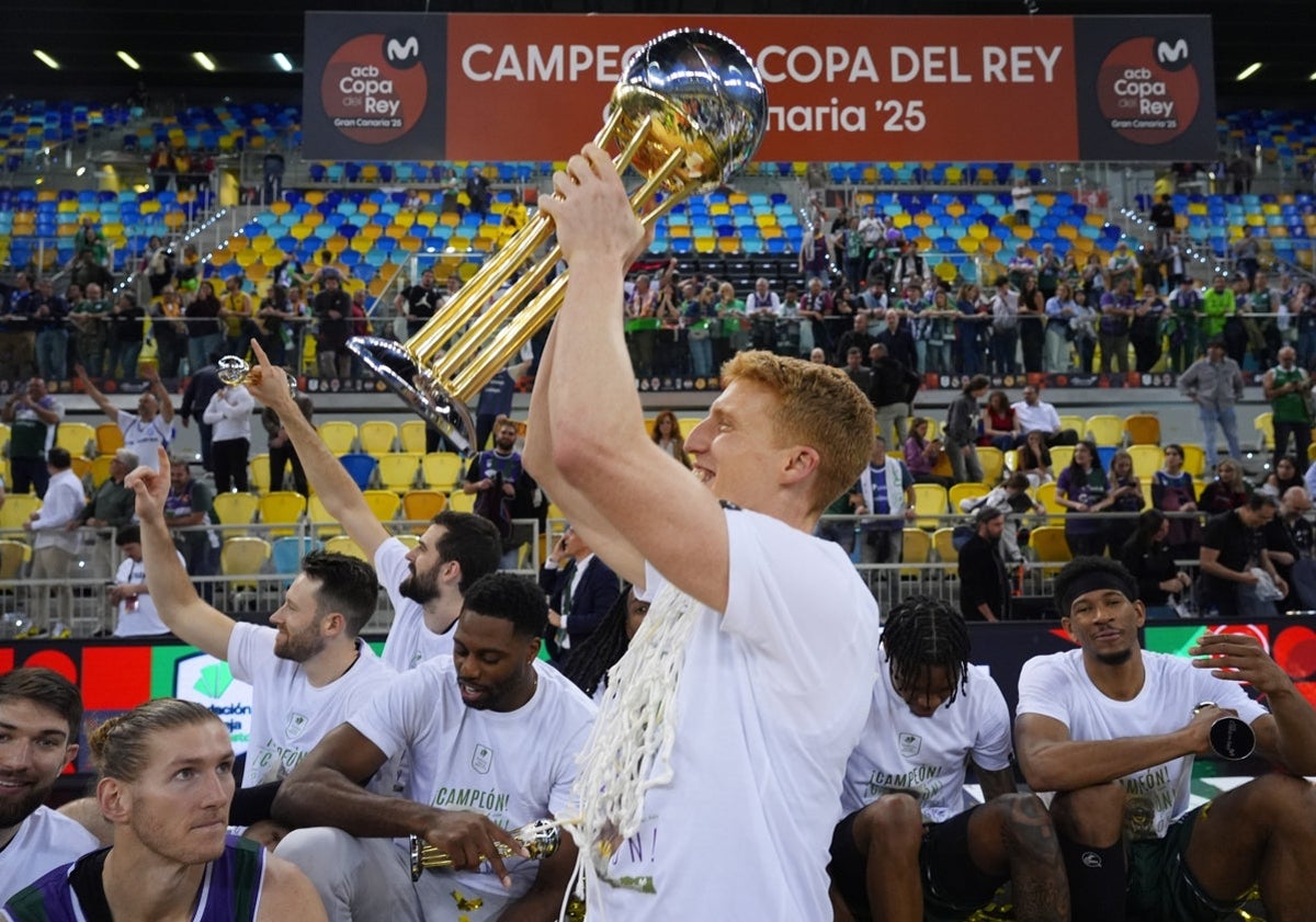 Imagen principal - Malaga&#039;s Unicaja basketball team dominate Real Madrid to claim third Copa del Rey title