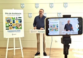 The councillor announces the programme.