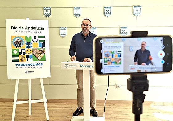 The councillor announces the programme.