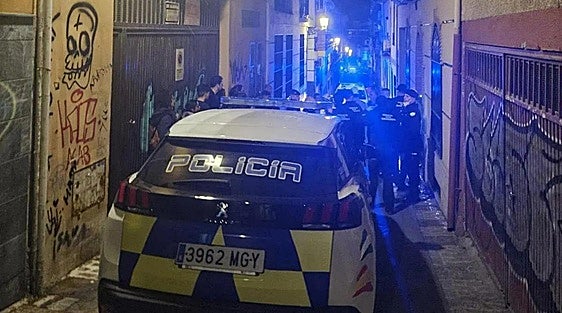 Semi-naked man breaks into woman's flat in Granada, puts on her dressing gown and makes himself dinner