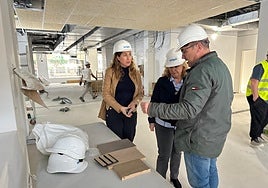 Mayor of Fuengirola Ana Mula (c) at the library on Monday.